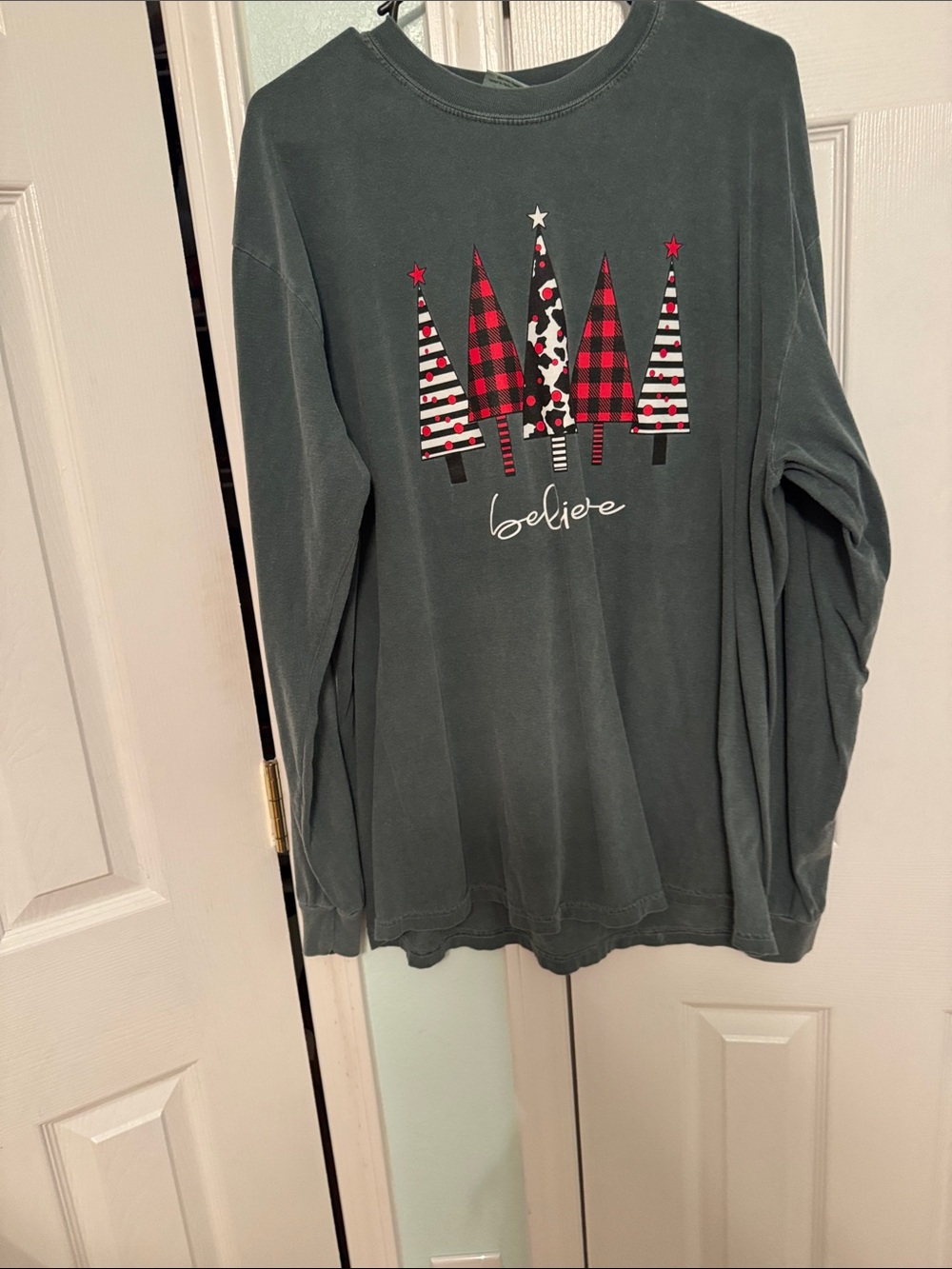 Women’s Believe' Holiday Sweatshirt - Forest Green